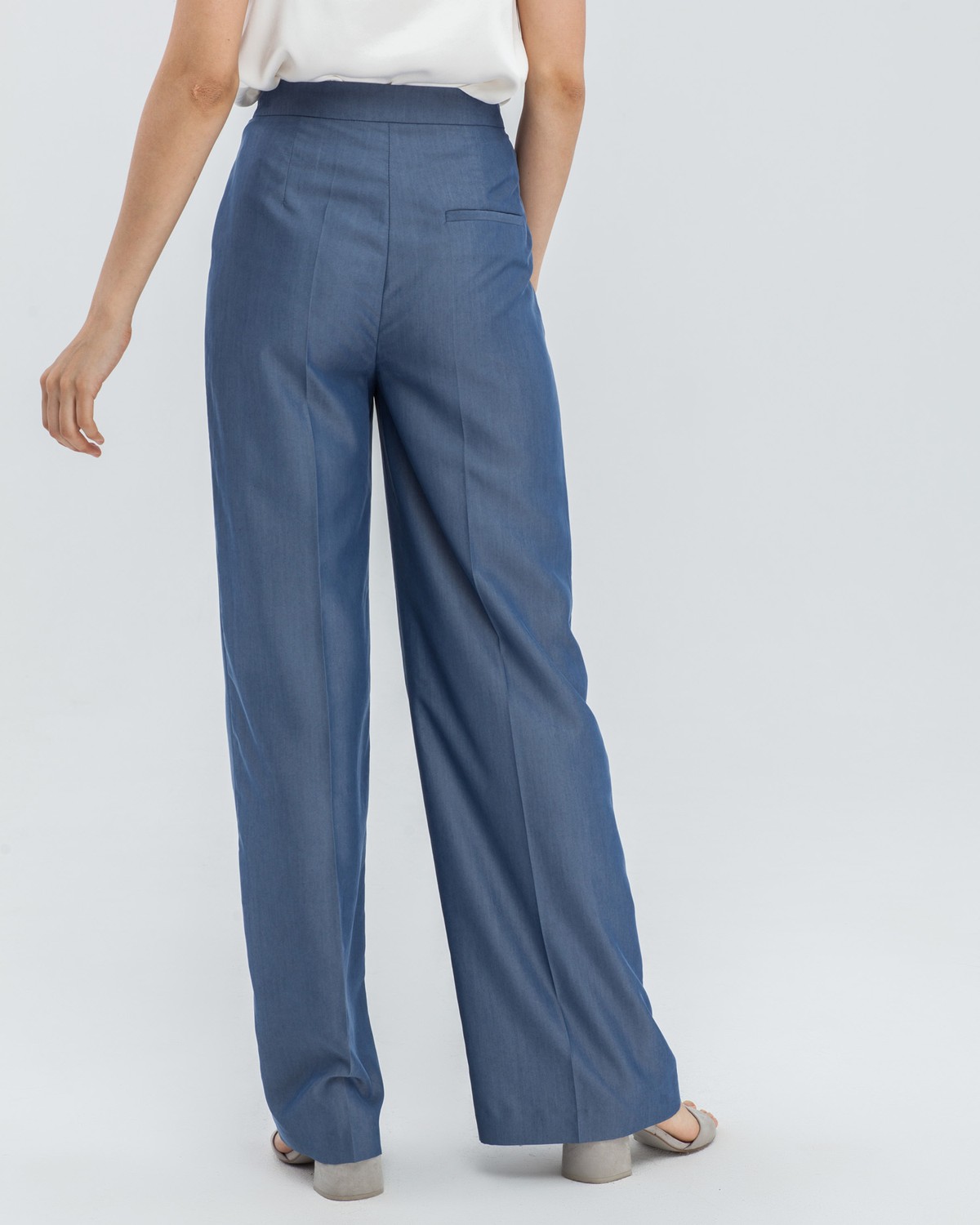 Широкие брюки на высокой талии с затёжкой на две пуговицы и молнию. В сочетаниис обувью на каблуках удлиняют ноги и вытягивают рост.

На модели размер XS