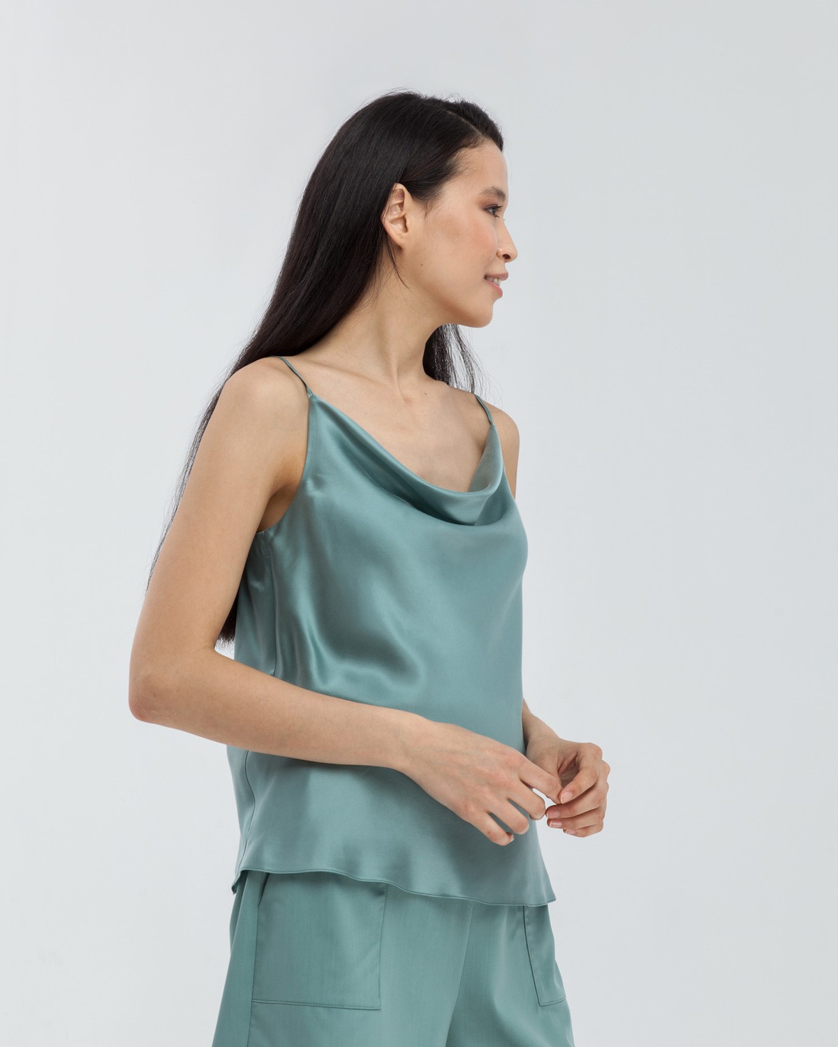 Двухслойный шёлковый топ в бельевом стиле с шалевым воротником, регулируемый бретелями. Невероятно нежный материал и драпировка делают топ идеальным для создания вечерних образов.