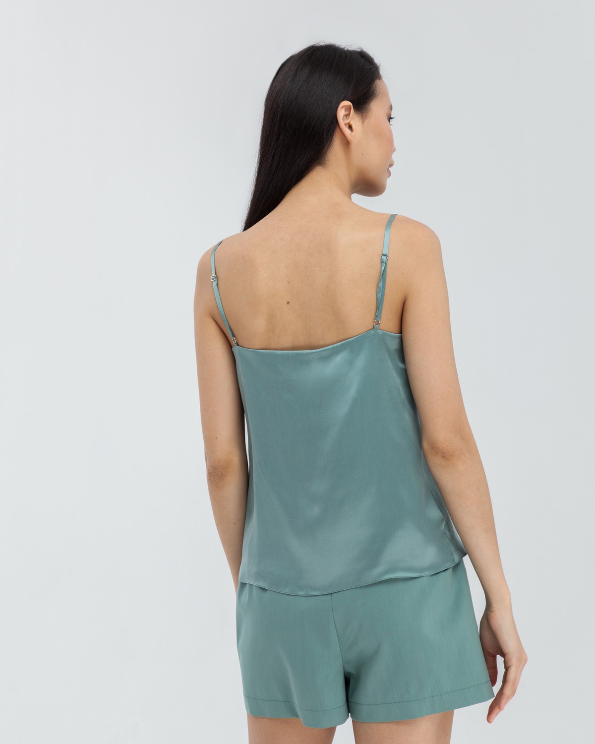 Двухслойный шёлковый топ в бельевом стиле с шалевым воротником, регулируемый бретелями. Невероятно нежный материал и драпировка делают топ идеальным для создания вечерних образов.