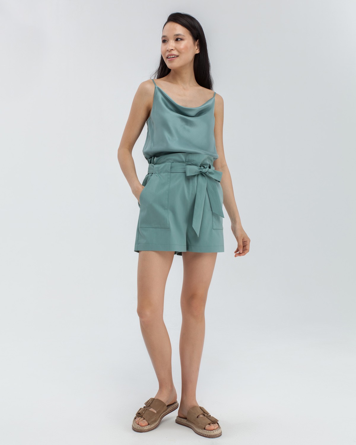 Двухслойный шёлковый топ в бельевом стиле с шалевым воротником, регулируемый бретелями. Невероятно нежный материал и драпировка делают топ идеальным для создания вечерних образов.