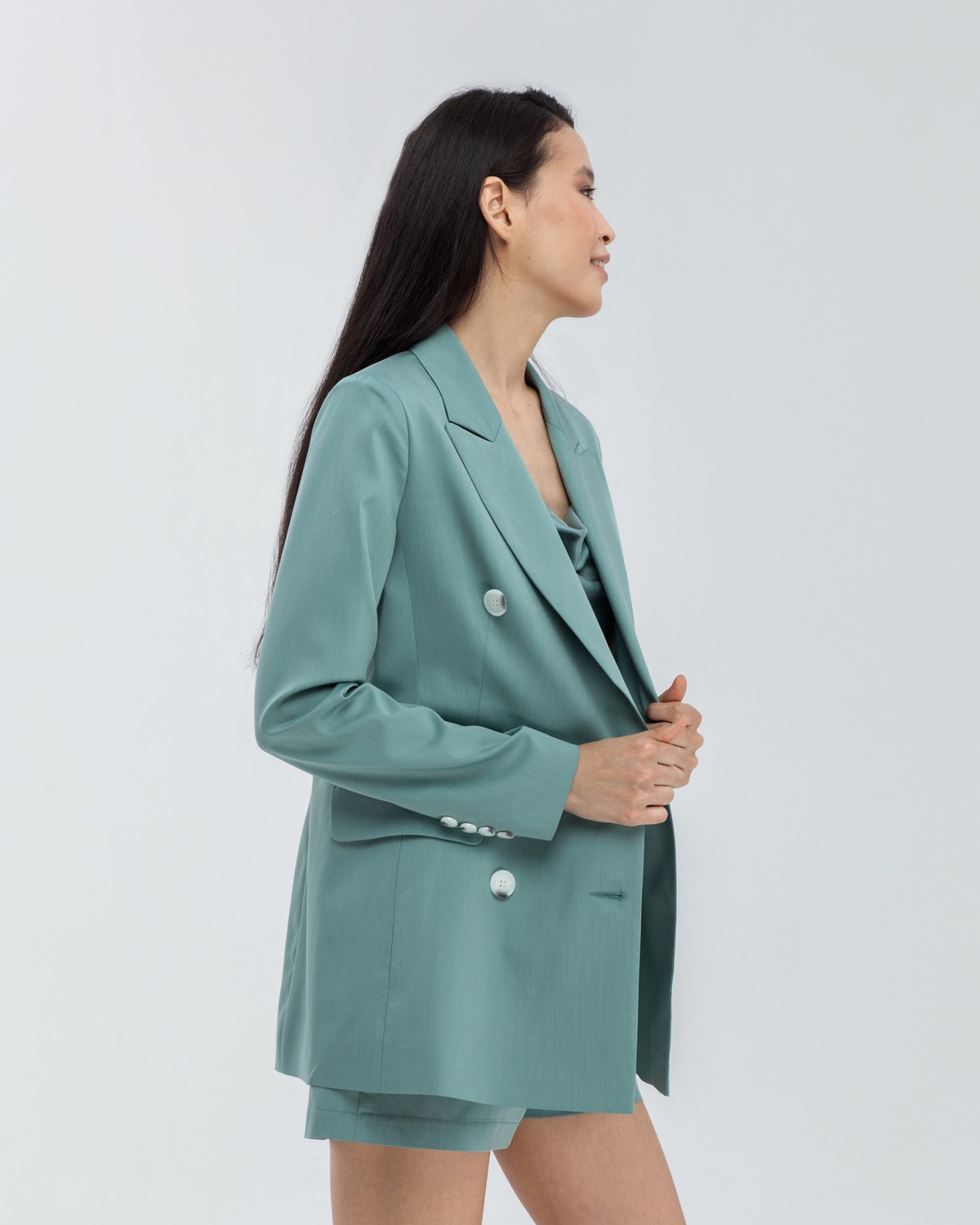 Летний, слегка приталенный, двубортныйжакет. Сочетайте с шортами от комплекта для создания стильного образа для отпуска.