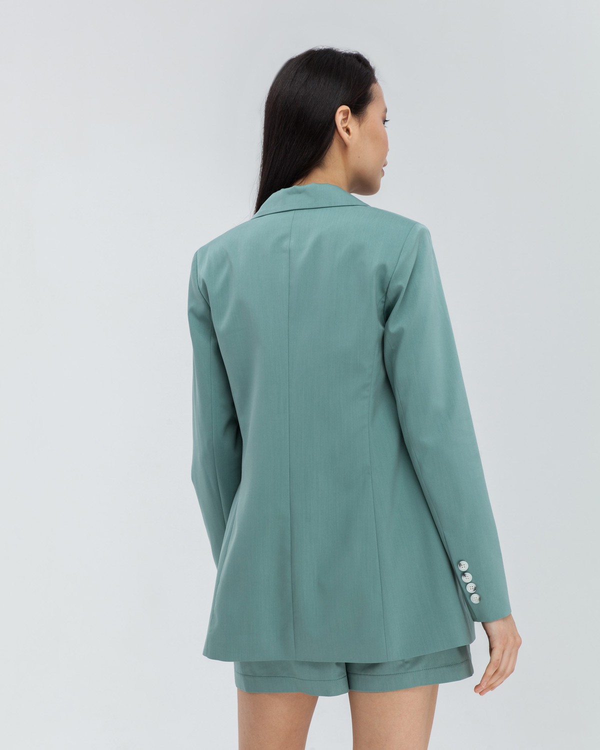 Летний, слегка приталенный, двубортныйжакет. Сочетайте с шортами от комплекта для создания стильного образа для отпуска.