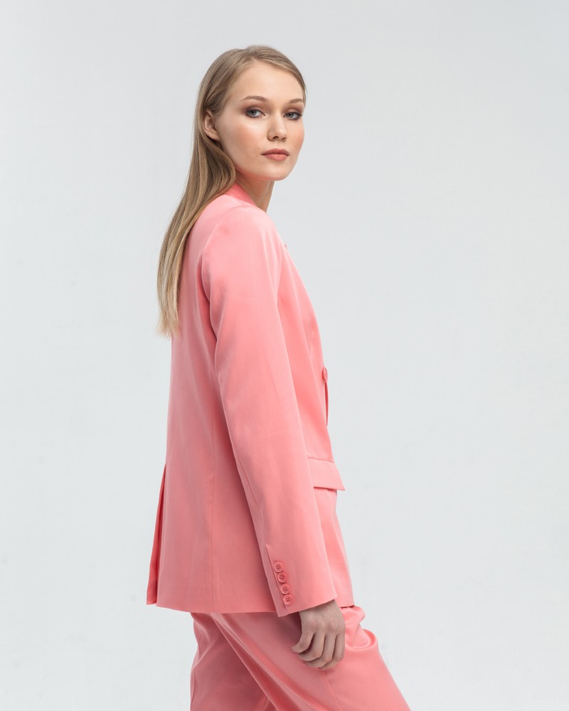 Прямой двубортный жакет с застежкой на одну пуговицу и шлицей сзади, дополнен клапанами на карманах и кармашком на груди. Сочетайте с брюками в тон для создания летнего образа в деловом стиле.

На модели размер XS