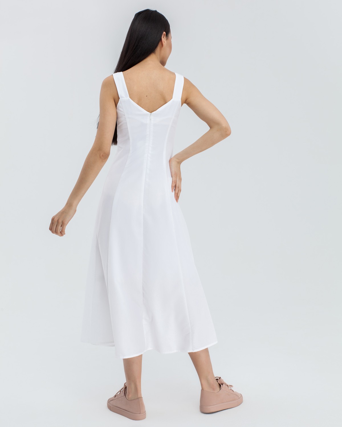 Платье на широких бретелях из вискозы купро с эффектом мокрого шёлка отлично впишется и в дневной, и в вечерний образ благодаря классическому минималистичному силуэту и точному крою, подчеркивающему достоинства фигуры. Смело сочетайте его с жакетами, объемными куртками, в качестве обуви - сандалии, кеды, мюли, бабуши.

На модели размер XS
