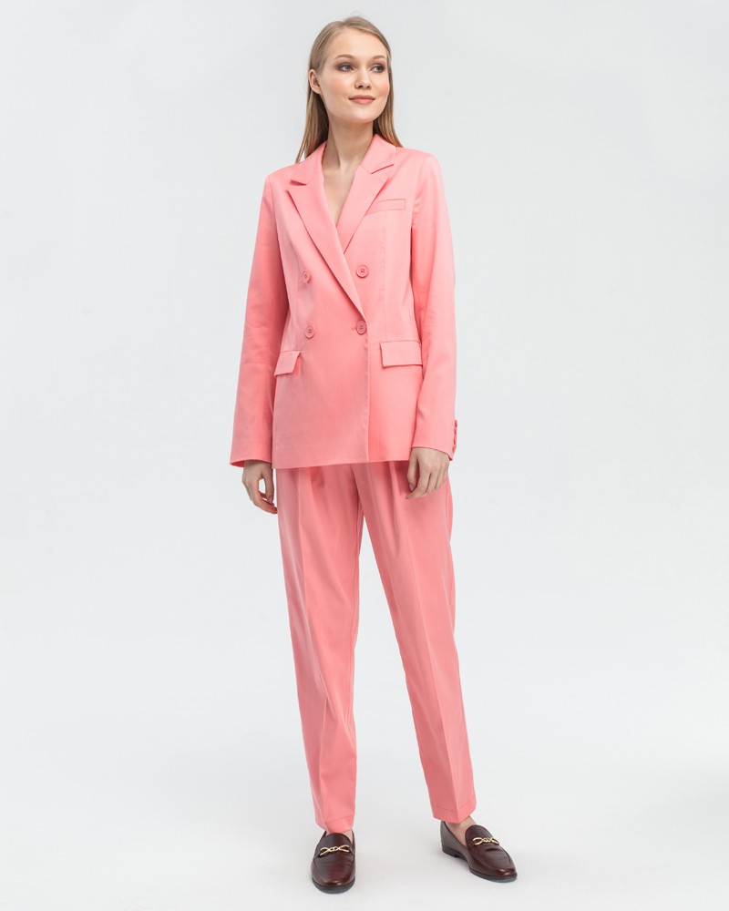 Зауженные брюки с защипами на высокой талии с поясом со складками. Сочетайте с жакетом от комплекта, чтобы собрать образ в стиле power-dressing.

На модели размер XS