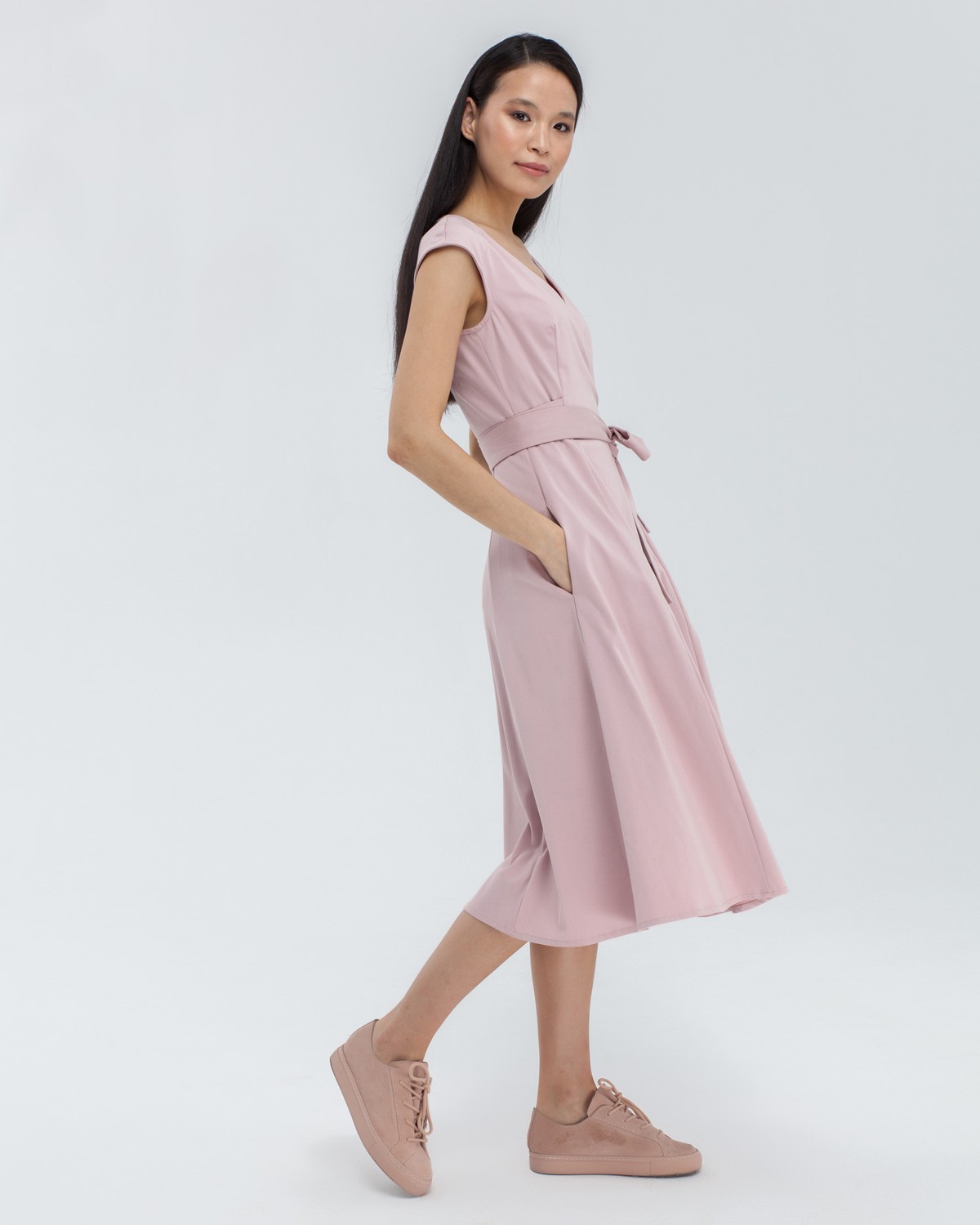 Платье на запах с юбкой солнце выполнено из легкого хлопка. Фиксируется на потайной пояс внутри изделия. Данный силуэт платья подчеркивает фигуру и приближает ее к идеальным песочным часам.