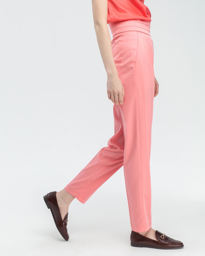 Зауженные брюки с защипами на высокой талии с поясом со складками. Сочетайте с жакетом от комплекта, чтобы собрать образ в стиле power-dressing.

На модели размер XS