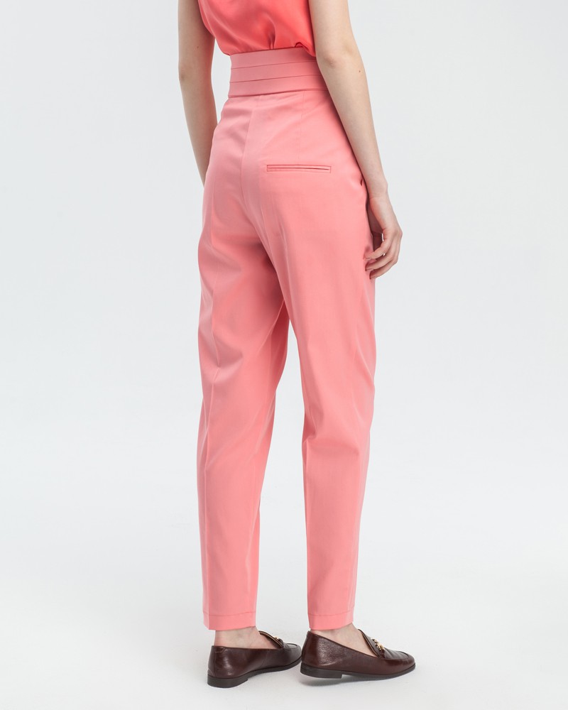 Зауженные брюки с защипами на высокой талии с поясом со складками. Сочетайте с жакетом от комплекта, чтобы собрать образ в стиле power-dressing.

На модели размер XS