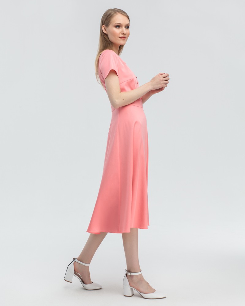Платье DR055, цвет: коралловый Allweneed Платье А-силуэта с V-образным вырезом дополнено декоративными пуговицами в тон изделия. Нежный, женственный вариант на каждый день.
На модели размер XS
