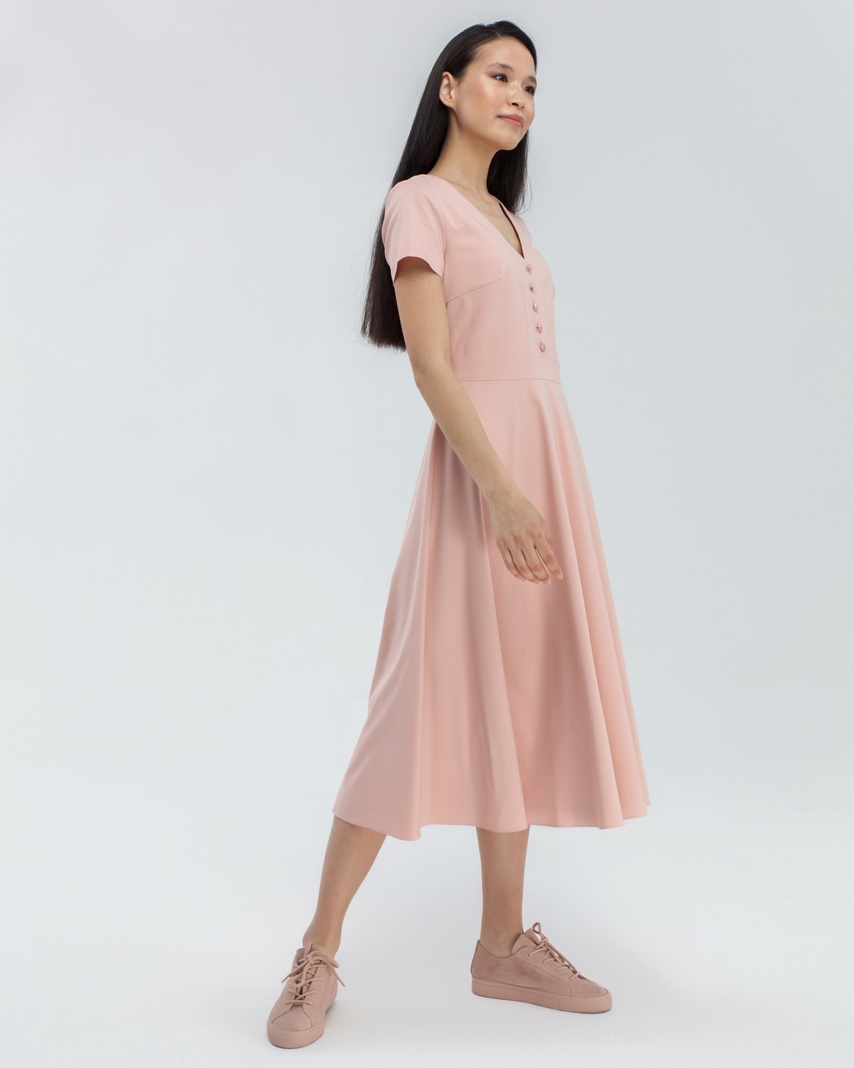 Платье DR055, цвет: пудровый Allweneed Платье А-силуэта с V-образным вырезом дополнено декоративными пуговицами в тон изделия. Нежный, женственный вариант на каждый день.
На модели размер XS
