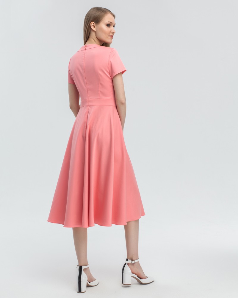 Платье DR055, цвет: коралловый Allweneed Платье А-силуэта с V-образным вырезом дополнено декоративными пуговицами в тон изделия. Нежный, женственный вариант на каждый день.
На модели размер XS
