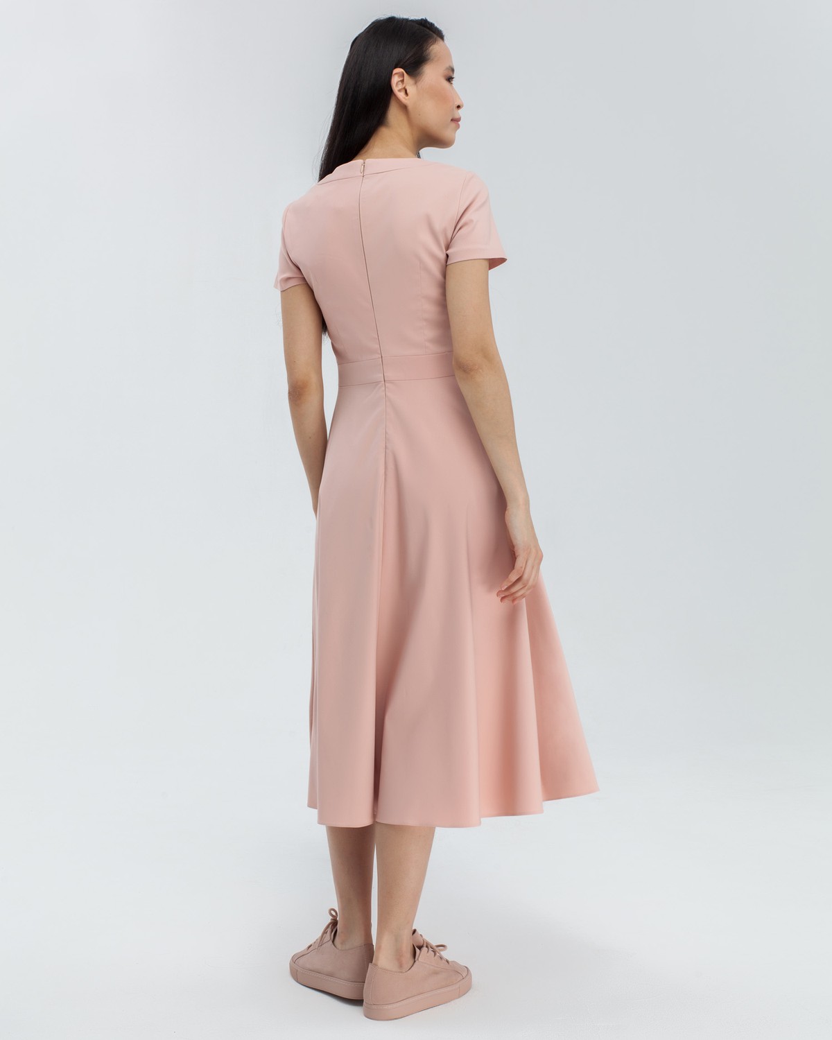 Платье DR055, цвет: пудровый Allweneed Платье А-силуэта с V-образным вырезом дополнено декоративными пуговицами в тон изделия. Нежный, женственный вариант на каждый день.
На модели размер XS