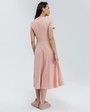 Платье DR055, цвет: пудровый Allweneed Платье А-силуэта с V-образным вырезом дополнено декоративными пуговицами в тон изделия. Нежный, женственный вариант на каждый день.
На модели размер XS