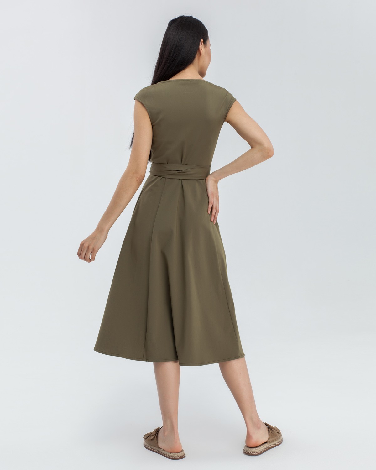 Платье DR031, цвет: хаки Allweneed Платье на запах с юбкой солнце выполнено из легкого хлопка. Фиксируется на потайной пояс внутри изделия. Данный силуэт платья подчеркивает фигуру и приближает ее к идеальным песочным часам.