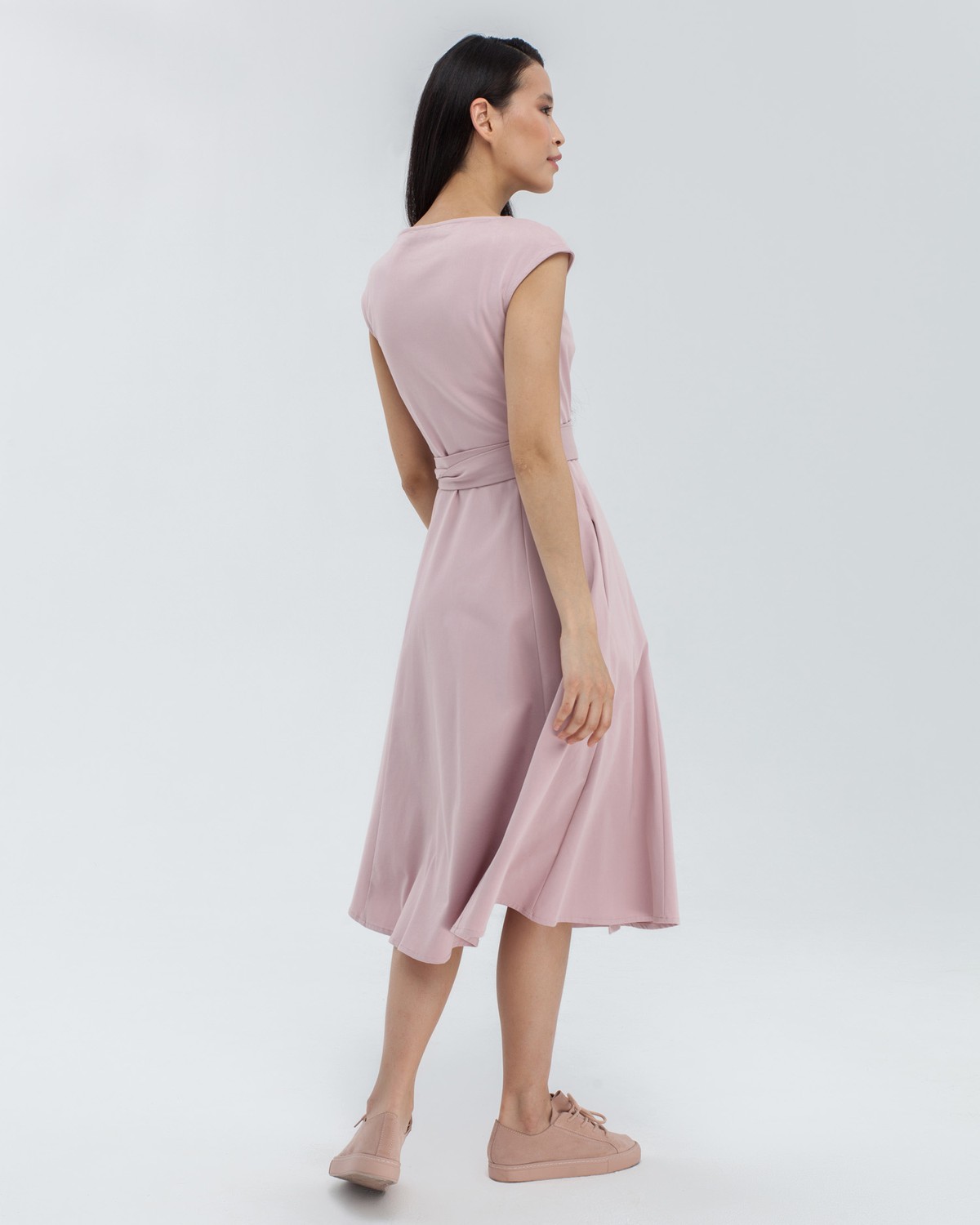 Платье на запах с юбкой солнце выполнено из легкого хлопка. Фиксируется на потайной пояс внутри изделия. Данный силуэт платья подчеркивает фигуру и приближает ее к идеальным песочным часам.