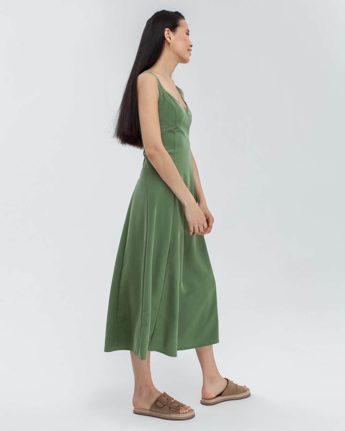 Платье на широких бретелях из вискозы купро с эффектом мокрого шёлка отлично впишется и в дневной, и в вечерний образ благодаря классическому минималистичному силуэту и точному крою, подчеркивающему достоинства фигуры. Смело сочетайте его с жакетами, объемными куртками, в качестве обуви - сандалии, кеды, мюли, бабуши.

На модели размер XS
