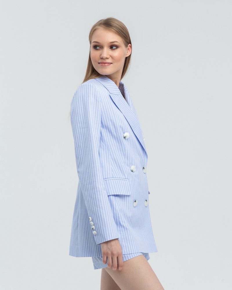 Жакет JA003-2, цвет: голубой в белую полоску Allweneed Летний, слегка приталенный, двубортныйжакет. Сочетайте с шортами от комплекта для создания стильного образа для отпуска.