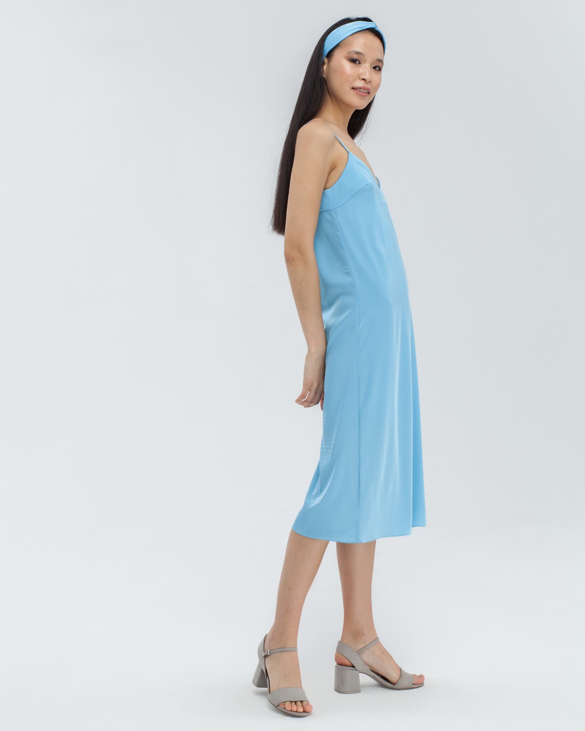 Платье-комбинация из вискозного шелка в бельевом стиле на подкладке. Дополнено повязкой на голову в тон изделия. Платье универсально за счет базового и минималистичного кроя-с ним можно создать бесконечное количество стильных образов: носите платье с жакетом в офис, с рубашкой на прогулку и с объемным свитером на одно плечо на свидание.