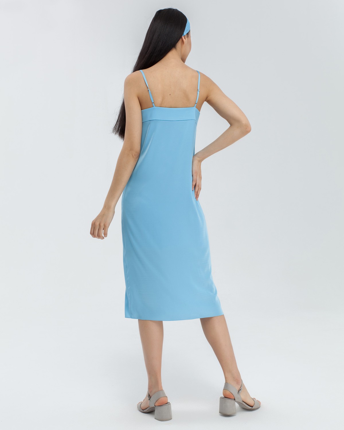 Платье-комбинация из вискозного шелка в бельевом стиле на подкладке. Дополнено повязкой на голову в тон изделия. Платье универсально за счет базового и минималистичного кроя-с ним можно создать бесконечное количество стильных образов: носите платье с жакетом в офис, с рубашкой на прогулку и с объемным свитером на одно плечо на свидание.