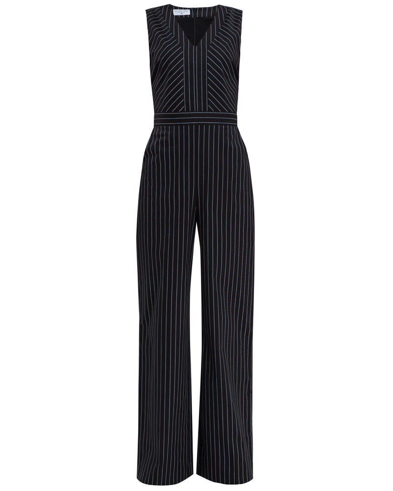 Комбинезон без рукавов с широкими брюками и V-образным вырезом, застегивается на потайную молнию. Настоящая палочка-выручалочка для случаев, когда Вам нечего надеть.

На модели размер XS