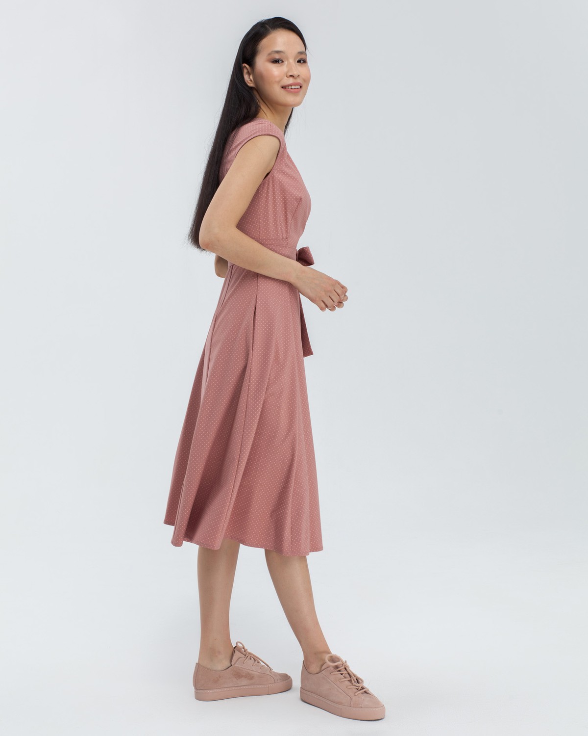 Платье на запах с юбкой солнце выполнено из легкого хлопка. Фиксируется на потайной пояс внутри изделия. Данный силуэт платья подчеркивает фигуру и приближает ее к идеальным песочным часам.