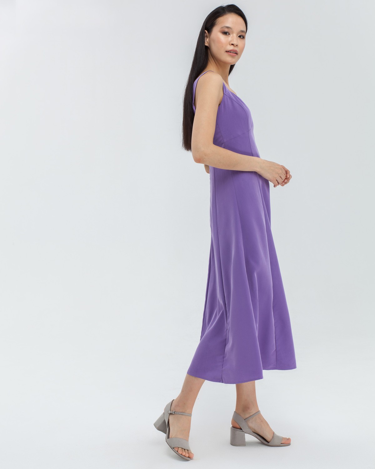 Платье на широких бретелях из вискозы купро с эффектом мокрого шёлка отлично впишется и в дневной, и в вечерний образ благодаря классическому минималистичному силуэту и точному крою, подчеркивающему достоинства фигуры. Смело сочетайте его с жакетами, объемными куртками, в качестве обуви - сандалии, кеды, мюли, бабуши.

На модели размер XS
