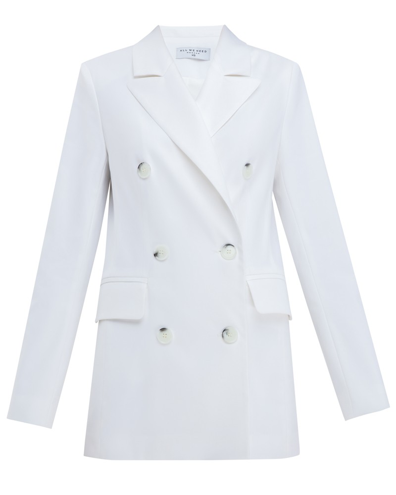 Летний, слегка приталенный, двубортныйжакет. Сочетайте с шортами от комплекта для создания стильного образа для отпуска.