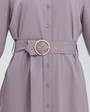 Платье DR058, цвет: пыльно-розовый Allweneed Платье-рубашка длины миди с застежкой на пуговицы и рукавом 3/4. Дополнено поясом в тон изделия с золотой матовой пряжкой. Это платье по-настоящему многофункциональное, потому что его можно носить не только как платье, но и как накидку.
На модели размер XS
