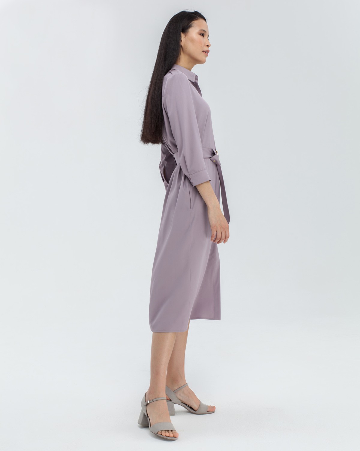 Платье DR058, цвет: пыльно-розовый Allweneed Платье-рубашка длины миди с застежкой на пуговицы и рукавом 3/4. Дополнено поясом в тон изделия с золотой матовой пряжкой. Это платье по-настоящему многофункциональное, потому что его можно носить не только как платье, но и как накидку.
На модели размер XS