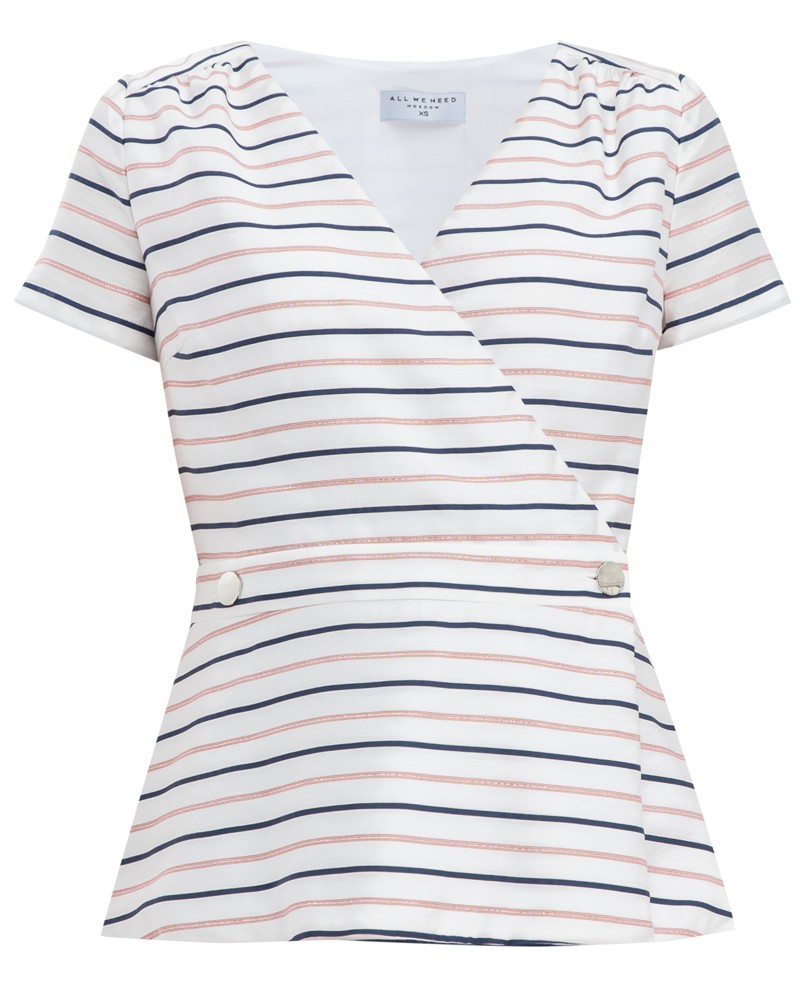 Лёгкая блуза с коротким рукавом и запАхом, застегивается на пуговицы, дополнена баской, которая подчеркивает талию. Сочетайте с зауженными брюками или шортами для создания яркого летнего образа.

На модели размер XS