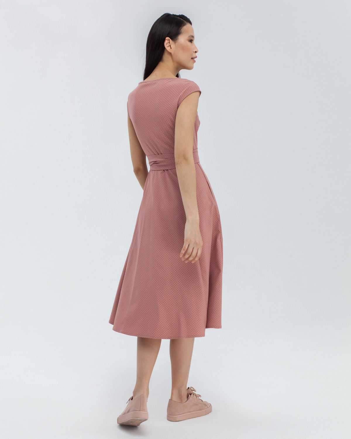 Платье на запах с юбкой солнце выполнено из легкого хлопка. Фиксируется на потайной пояс внутри изделия. Данный силуэт платья подчеркивает фигуру и приближает ее к идеальным песочным часам.