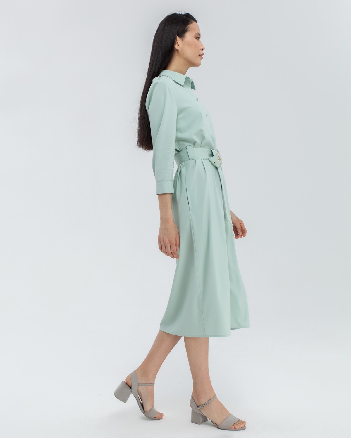 Платье-рубашка длины миди с застежкой на пуговицы и рукавом 3/4. Дополнено поясом в тон изделия с золотой матовой пряжкой. Это платье по-настоящему многофункциональное, потому что его можно носить не только как платье, но и как накидку.

На модели размер XS