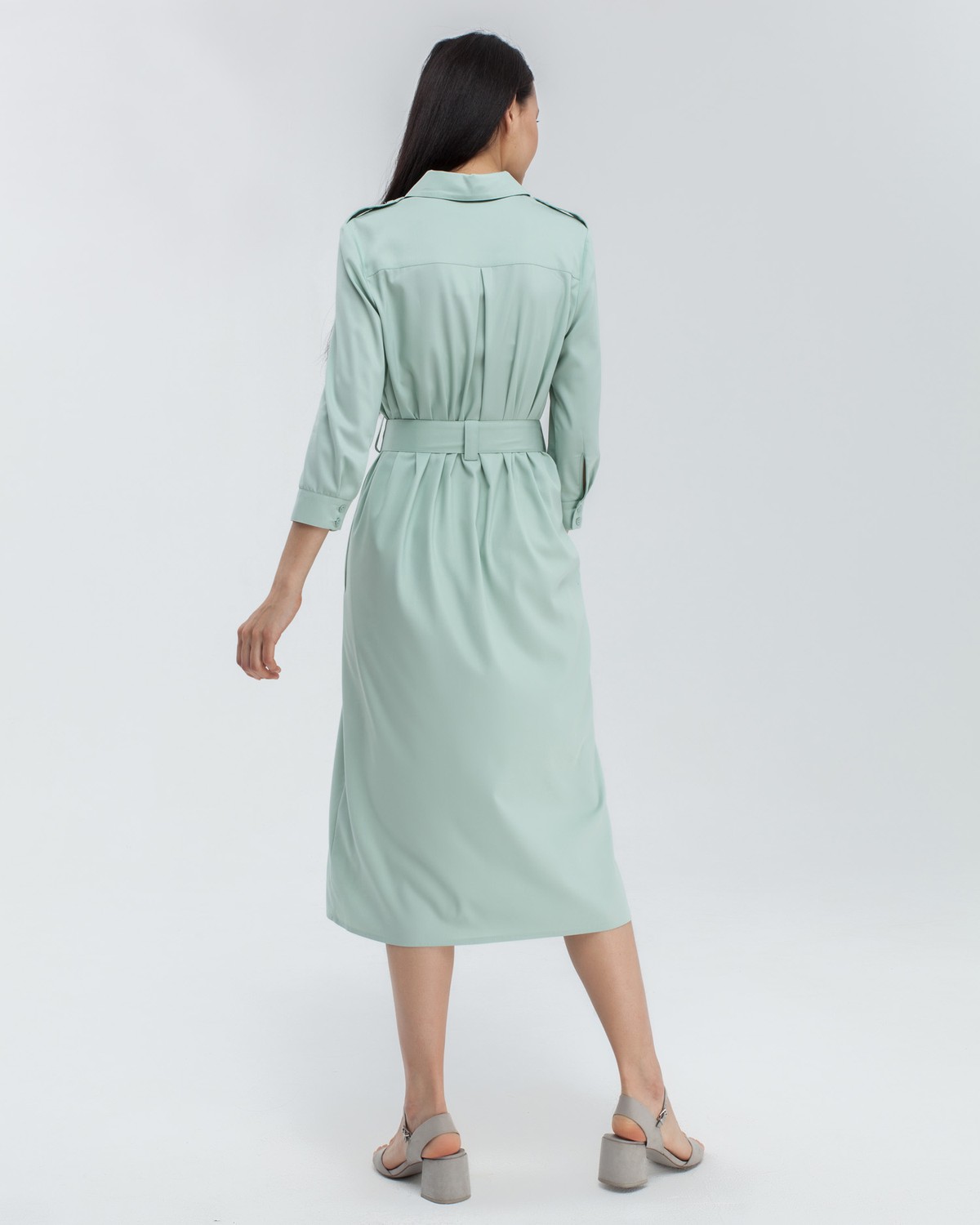 Платье-рубашка длины миди с застежкой на пуговицы и рукавом 3/4. Дополнено поясом в тон изделия с золотой матовой пряжкой. Это платье по-настоящему многофункциональное, потому что его можно носить не только как платье, но и как накидку.

На модели размер XS