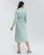 Платье-рубашка длины миди с застежкой на пуговицы и рукавом 3/4. Дополнено поясом в тон изделия с золотой матовой пряжкой. Это платье по-настоящему многофункциональное, потому что его можно носить не только как платье, но и как накидку.

На модели размер XS