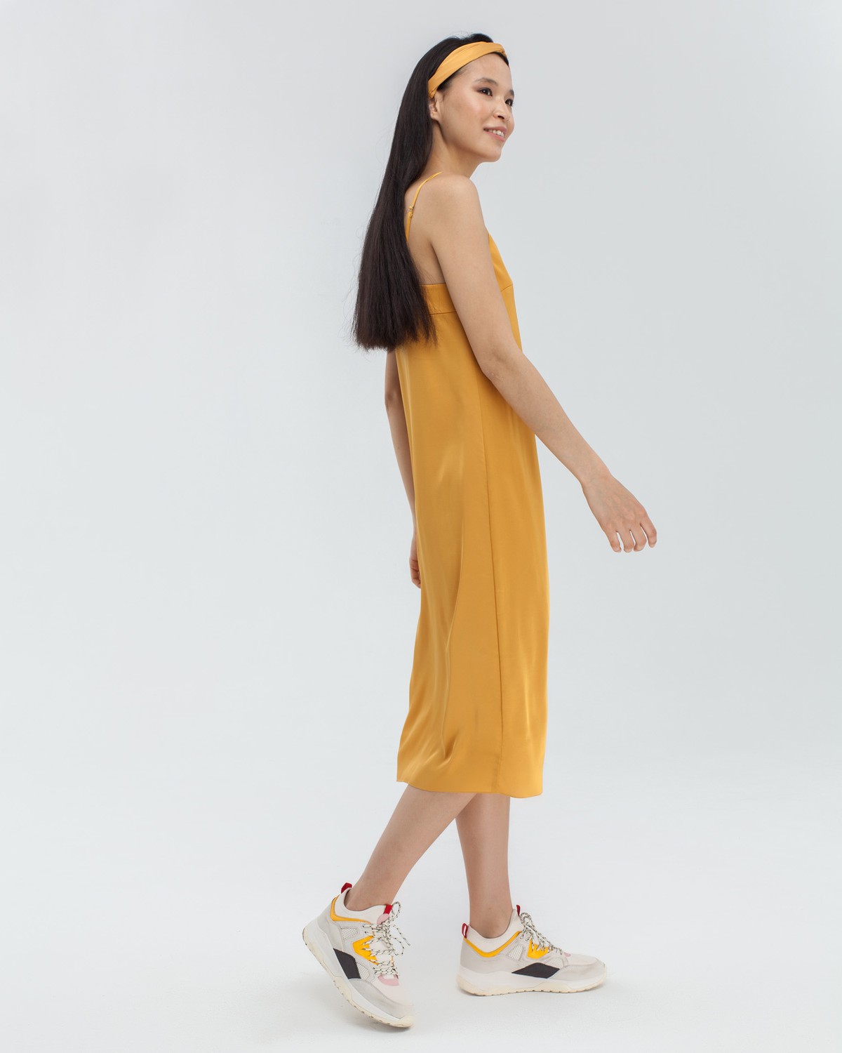 Платье DR029 с банданой BN002, цвет: желтый Allweneed Платье-комбинация из вискозного шелка в бельевом стиле на подкладке. Дополнено повязкой на голову в тон изделия. Платье универсально за счет базового и минималистичного кроя-с ним можно создать бесконечное количество стильных образов: носите платье с жакетом в офис, с рубашкой на прогулку и с объемным свитером на одно плечо на свидание.