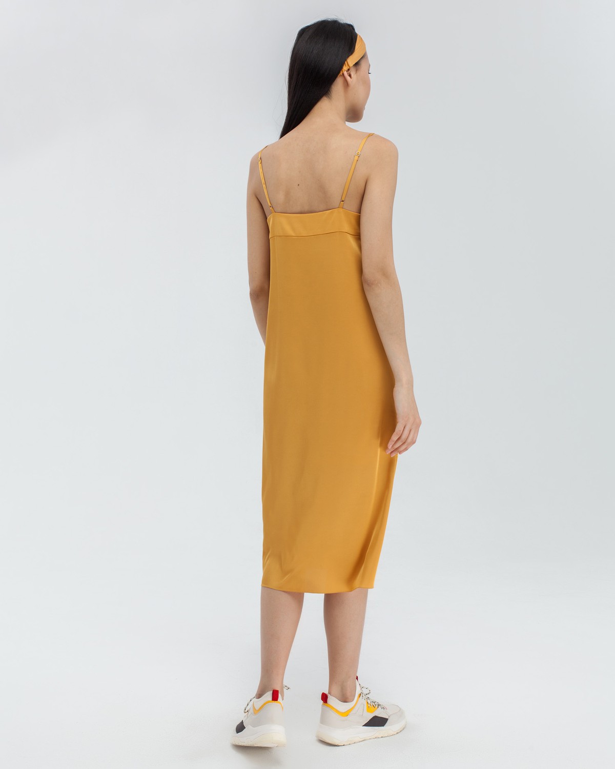 Платье DR029 с банданой BN002, цвет: желтый Allweneed Платье-комбинация из вискозного шелка в бельевом стиле на подкладке. Дополнено повязкой на голову в тон изделия. Платье универсально за счет базового и минималистичного кроя-с ним можно создать бесконечное количество стильных образов: носите платье с жакетом в офис, с рубашкой на прогулку и с объемным свитером на одно плечо на свидание.