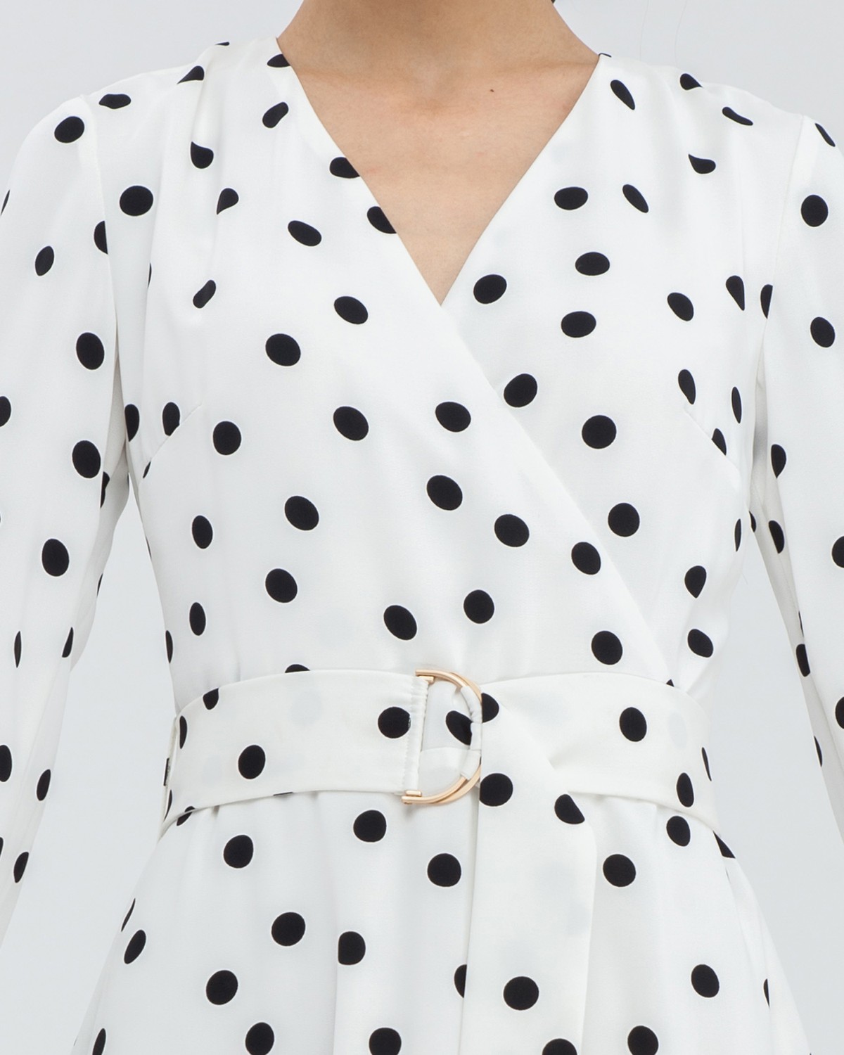 Платье в горох с широкими рукавами и имитацией запАха, застегивается на молнию. Дополнено длинным поясом в тон изделия с металлической пряжкой. Имитация запАха приблизит любую фигуру к песочным часам.

На модели размер XS