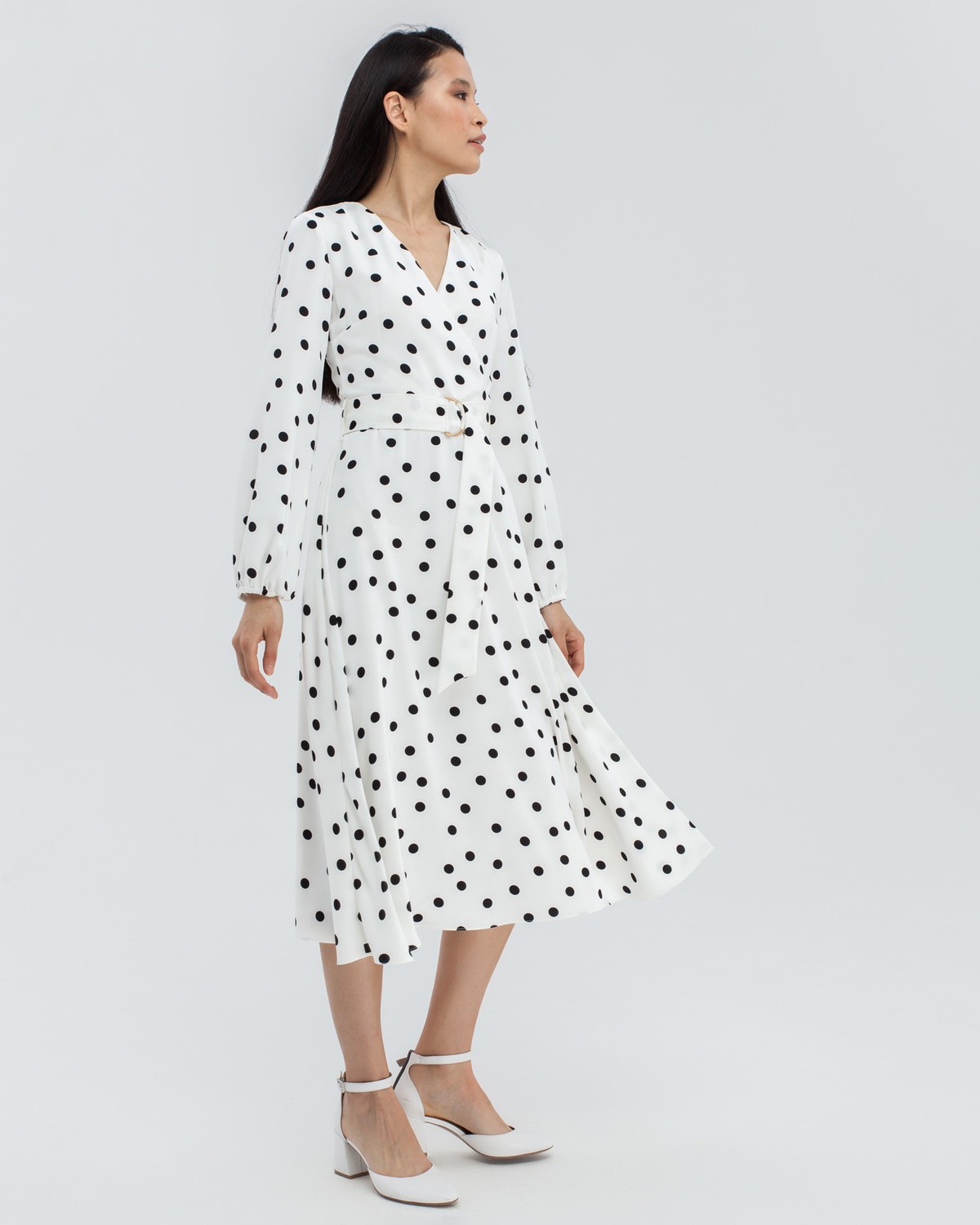 Платье в горох с широкими рукавами и имитацией запАха, застегивается на молнию. Дополнено длинным поясом в тон изделия с металлической пряжкой. Имитация запАха приблизит любую фигуру к песочным часам.

На модели размер XS