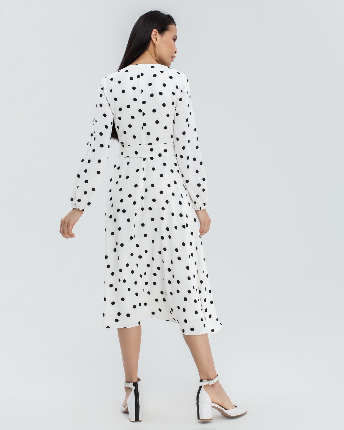 Платье в горох с широкими рукавами и имитацией запАха, застегивается на молнию. Дополнено длинным поясом в тон изделия с металлической пряжкой. Имитация запАха приблизит любую фигуру к песочным часам.

На модели размер XS