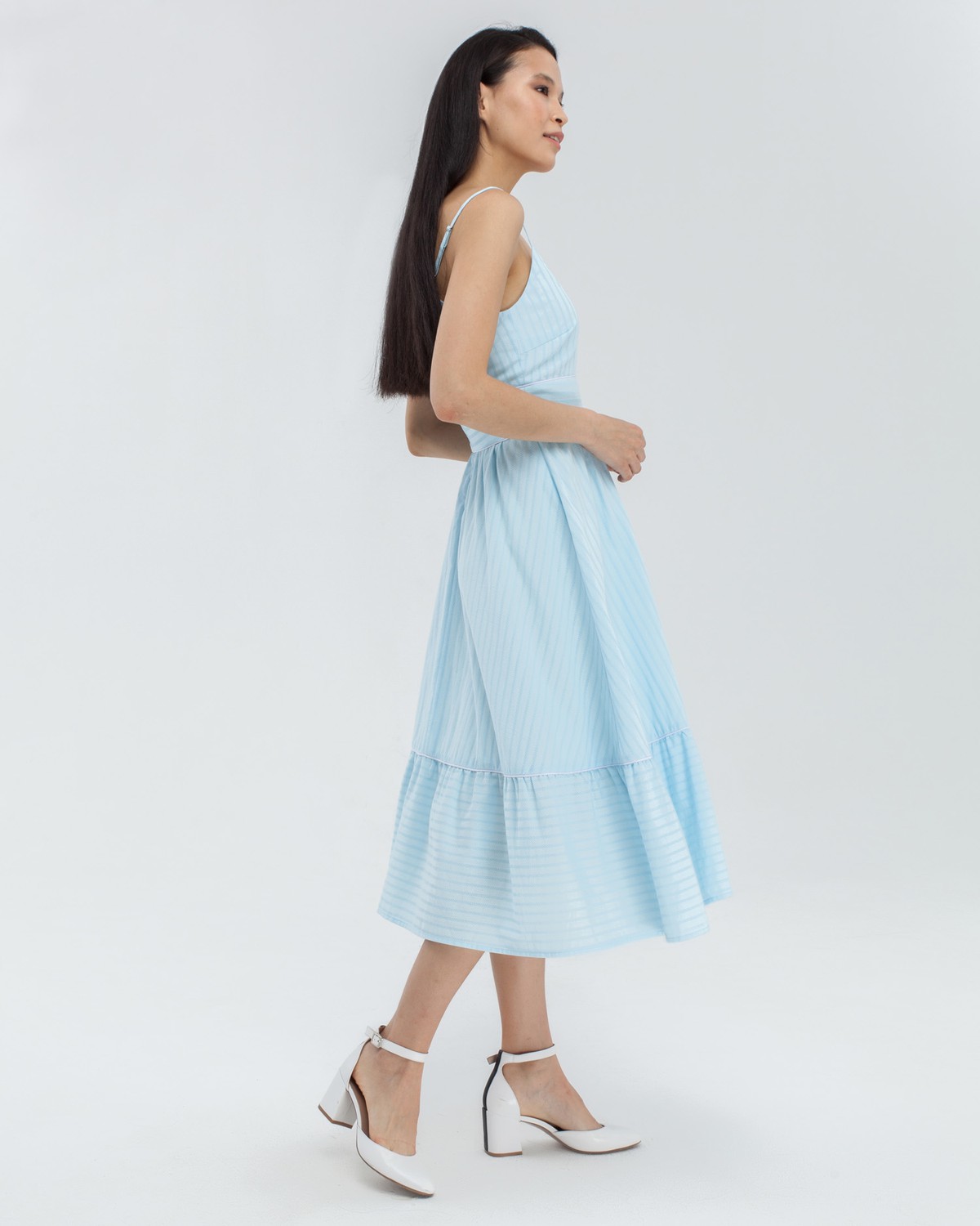 Платье А-силуэта длины миди с воланами на подоле. Дополнено кокеткой и застежкой на пуговицу на груди. Бретели регулируются. Платье идеально для похода в ресторан жарким летним вечером.

На модели размер XS