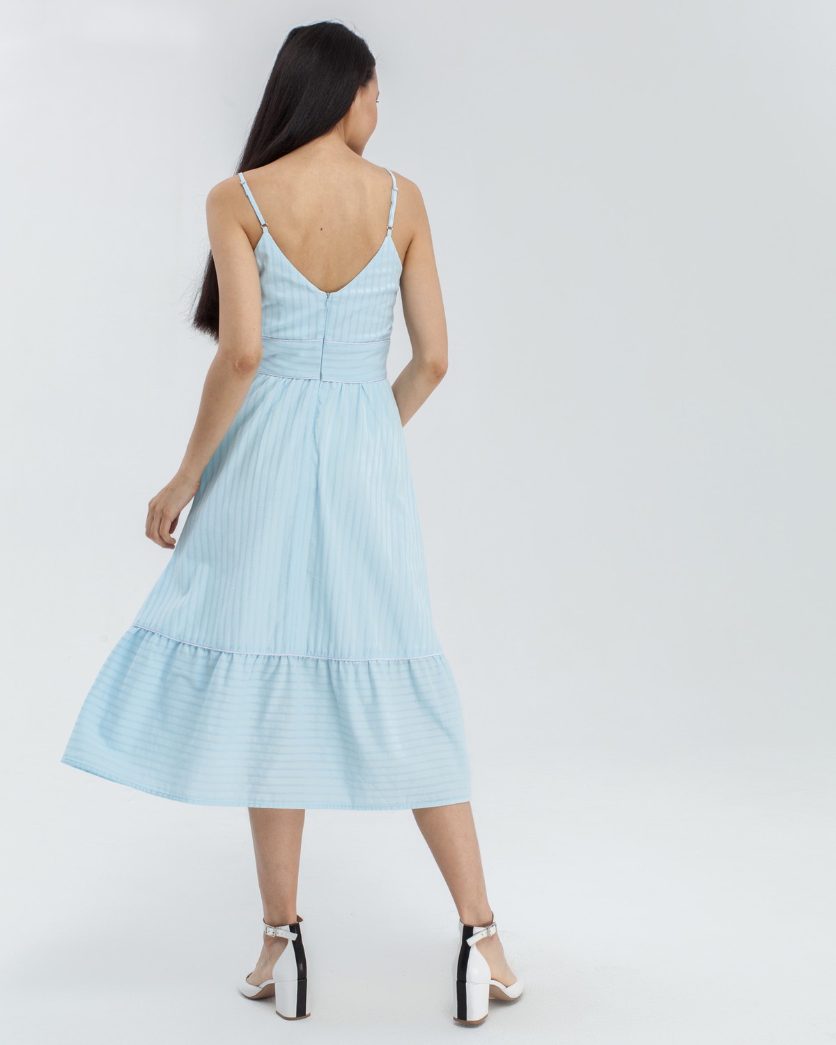 Платье А-силуэта длины миди с воланами на подоле. Дополнено кокеткой и застежкой на пуговицу на груди. Бретели регулируются. Платье идеально для похода в ресторан жарким летним вечером.

На модели размер XS