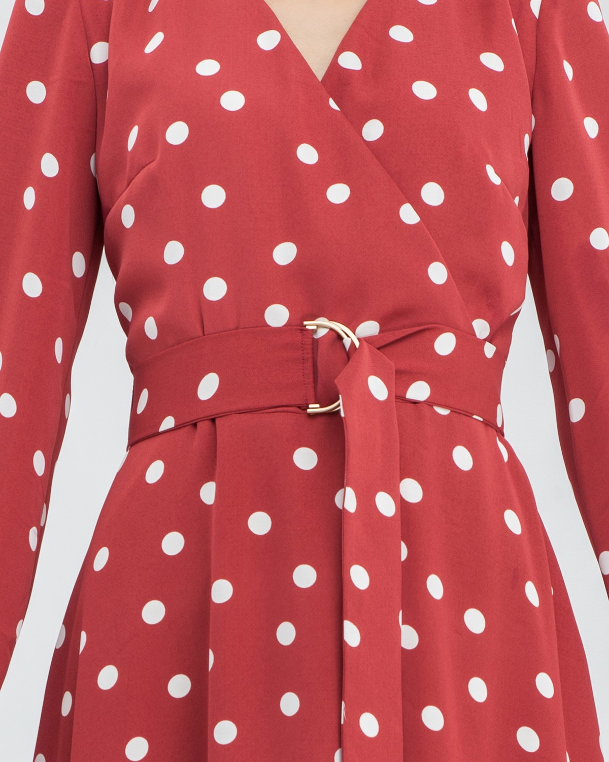 Платье в горох с широкими рукавами и имитацией запАха, застегивается на молнию. Дополнено длинным поясом в тон изделия с металлической пряжкой. Имитация запАха приблизит любую фигуру к песочным часам.

На модели размер XS