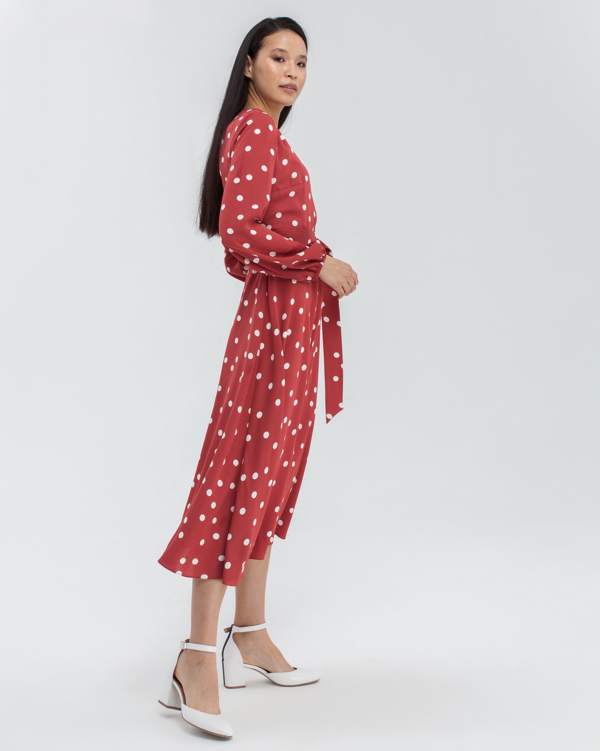 Платье в горох с широкими рукавами и имитацией запАха, застегивается на молнию. Дополнено длинным поясом в тон изделия с металлической пряжкой. Имитация запАха приблизит любую фигуру к песочным часам.

На модели размер XS