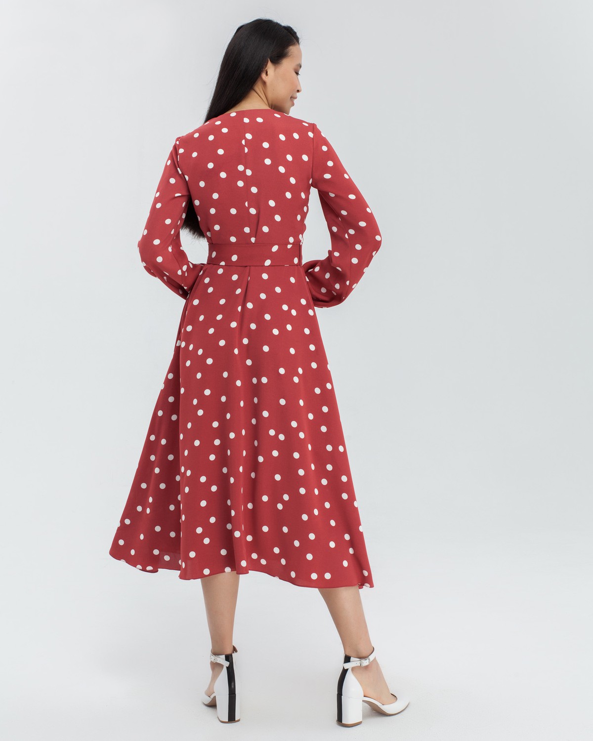 Платье в горох с широкими рукавами и имитацией запАха, застегивается на молнию. Дополнено длинным поясом в тон изделия с металлической пряжкой. Имитация запАха приблизит любую фигуру к песочным часам.

На модели размер XS