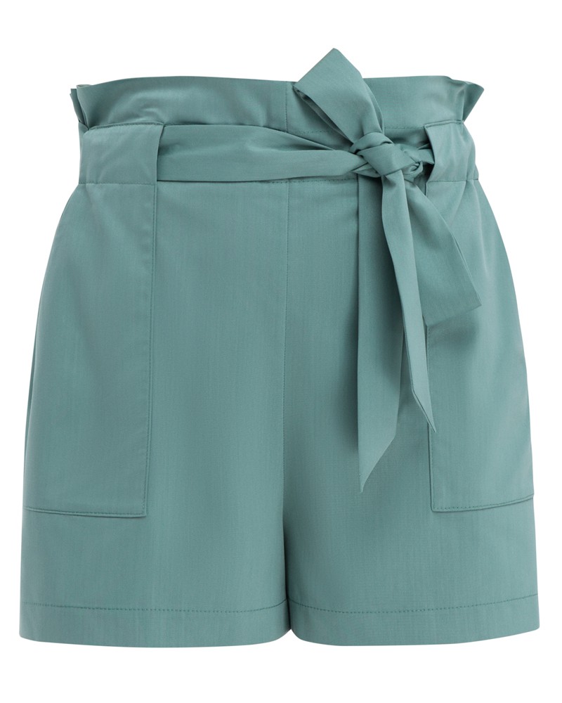 Шорты с накладными карманами, резинкой,завязками на талии и поясом в тон изделия. Сочетайте с жакетом от комплекта, чтобы создать стильный look для отпуска.

На модели размер XS