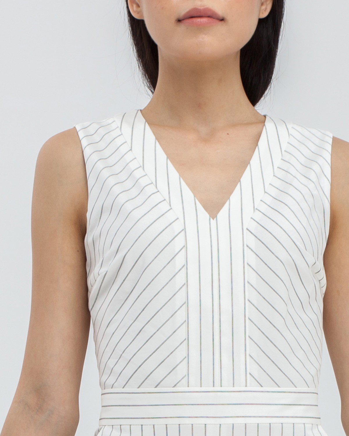 Комбинезон без рукавов с широкими брюками и V-образным вырезом, застегивается на потайную молнию. Настоящая палочка-выручалочка для случаев, когда Вам нечего надеть.

На модели размер XS