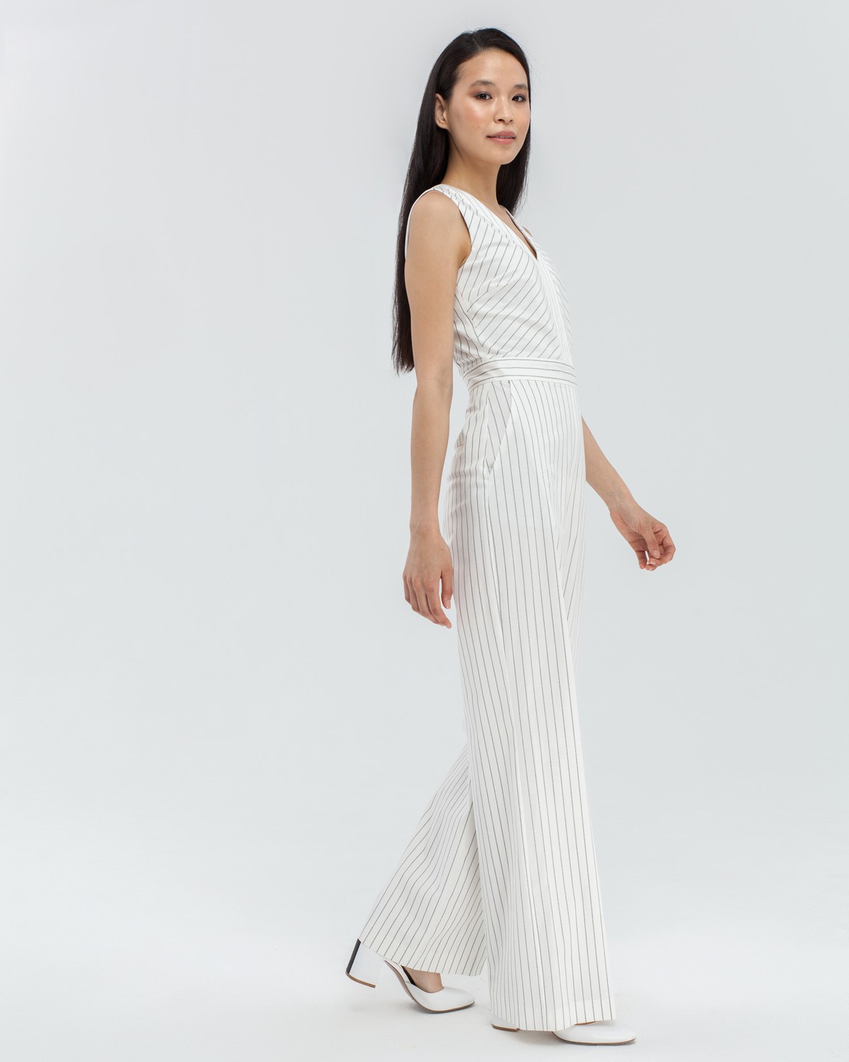 Комбинезон без рукавов с широкими брюками и V-образным вырезом, застегивается на потайную молнию. Настоящая палочка-выручалочка для случаев, когда Вам нечего надеть.

На модели размер XS