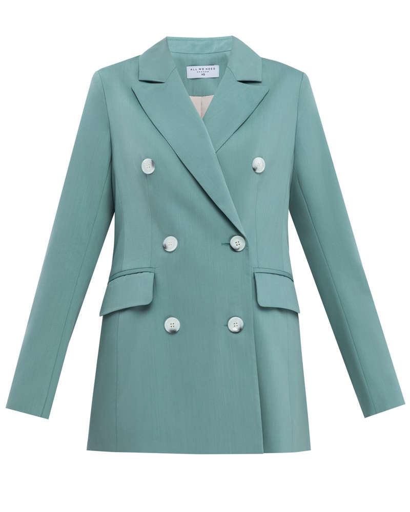 Летний, слегка приталенный, двубортныйжакет. Сочетайте с шортами от комплекта для создания стильного образа для отпуска.