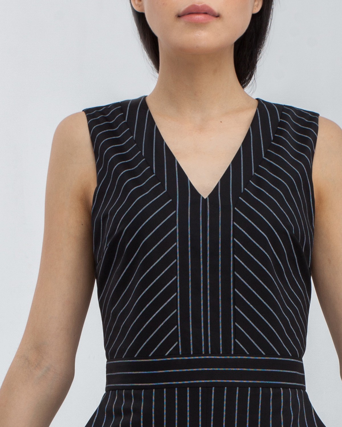 Комбинезон без рукавов с широкими брюками и V-образным вырезом, застегивается на потайную молнию. Настоящая палочка-выручалочка для случаев, когда Вам нечего надеть.

На модели размер XS