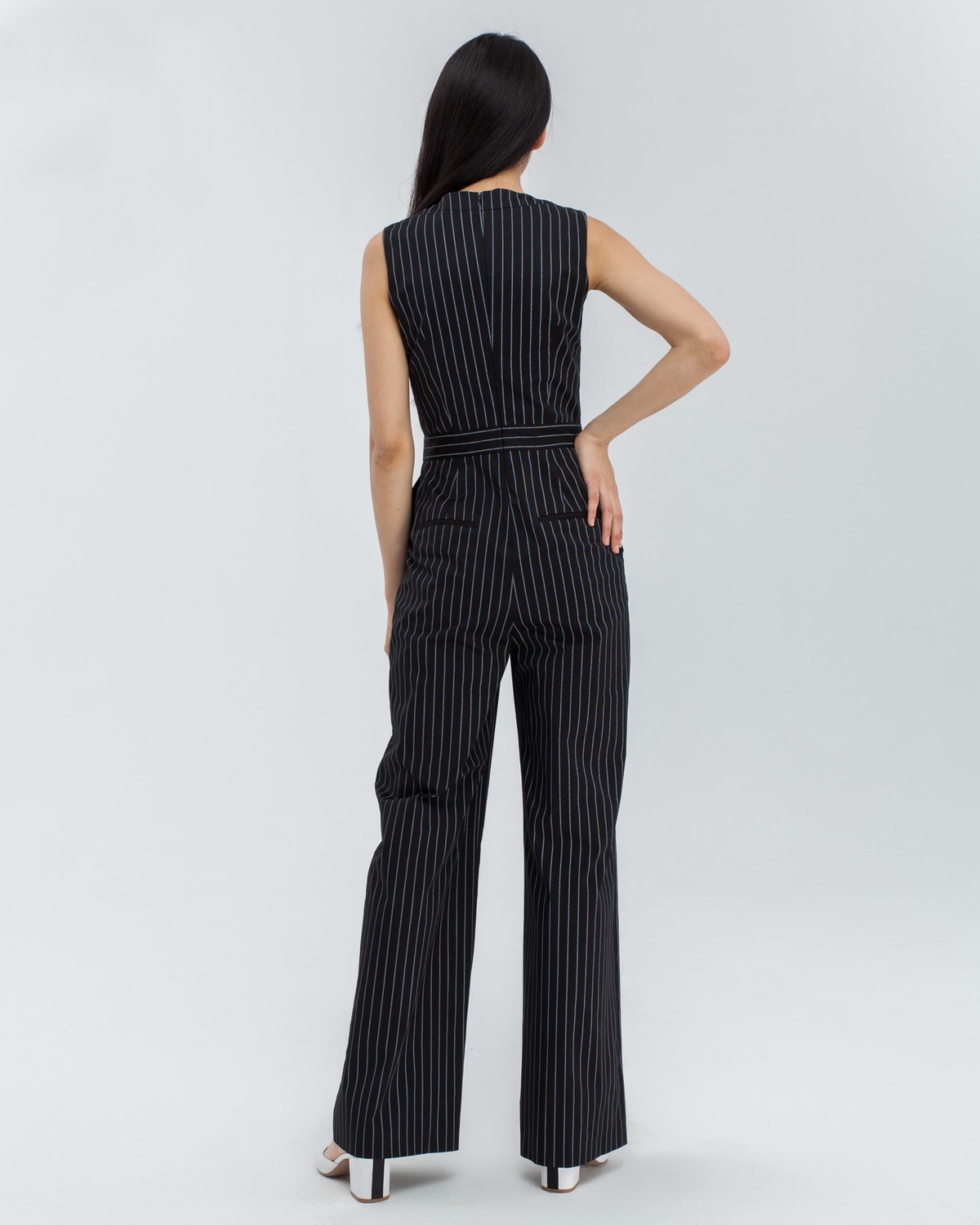 Комбинезон без рукавов с широкими брюками и V-образным вырезом, застегивается на потайную молнию. Настоящая палочка-выручалочка для случаев, когда Вам нечего надеть.

На модели размер XS